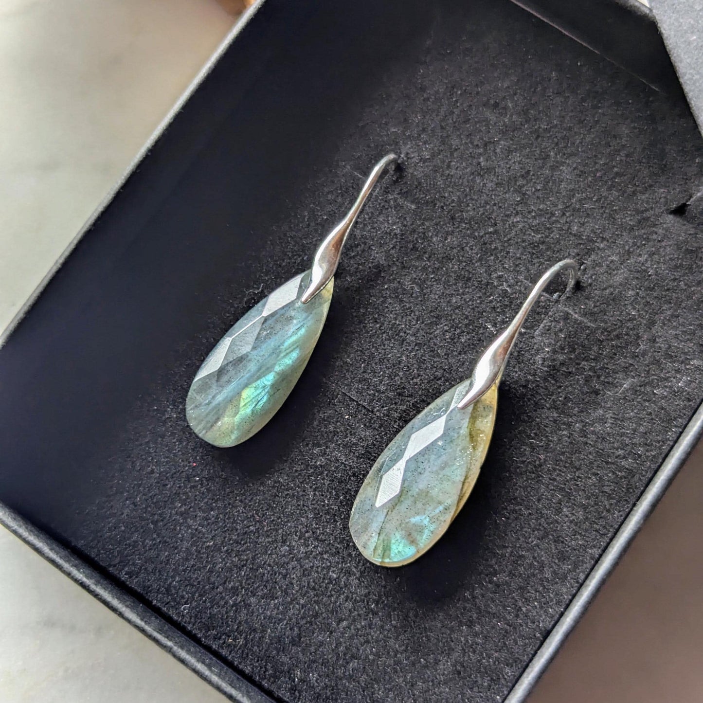 Boucles d'oreilles en labradorite vert-bleu avec crochets en argent 925