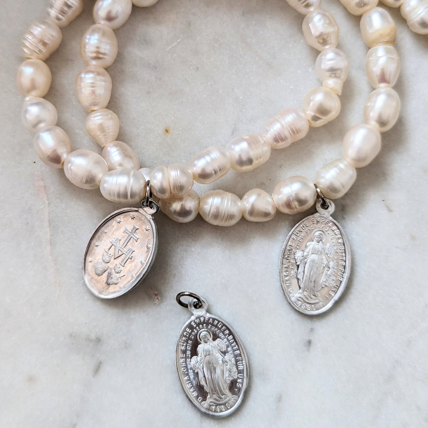 Freshwater pearl bracelet with medal of Saint Mary