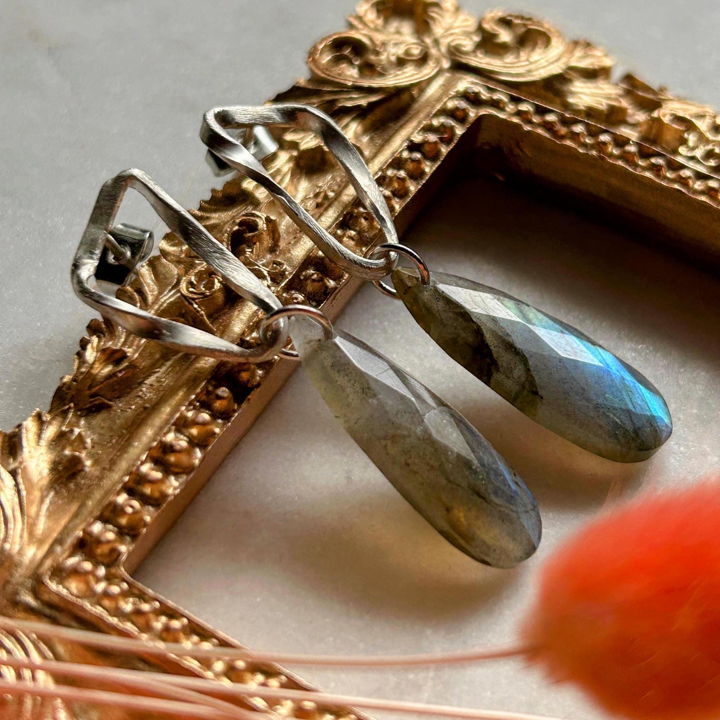Boucles d'oreilles en argent « Boucle de Möbius » avec labradorite bleue