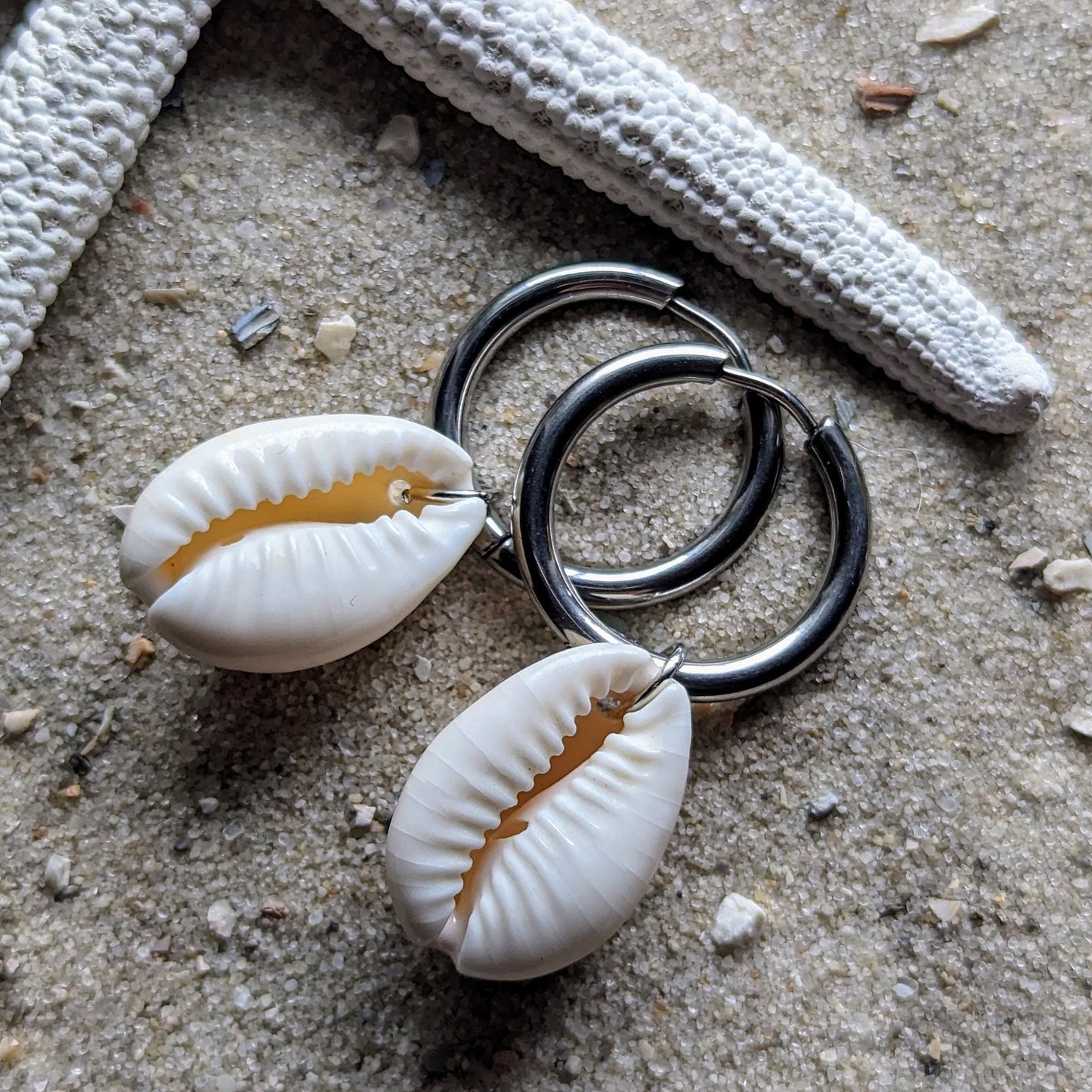Boucles d'oreilles créoles en acier inoxydable avec coquillages cauris