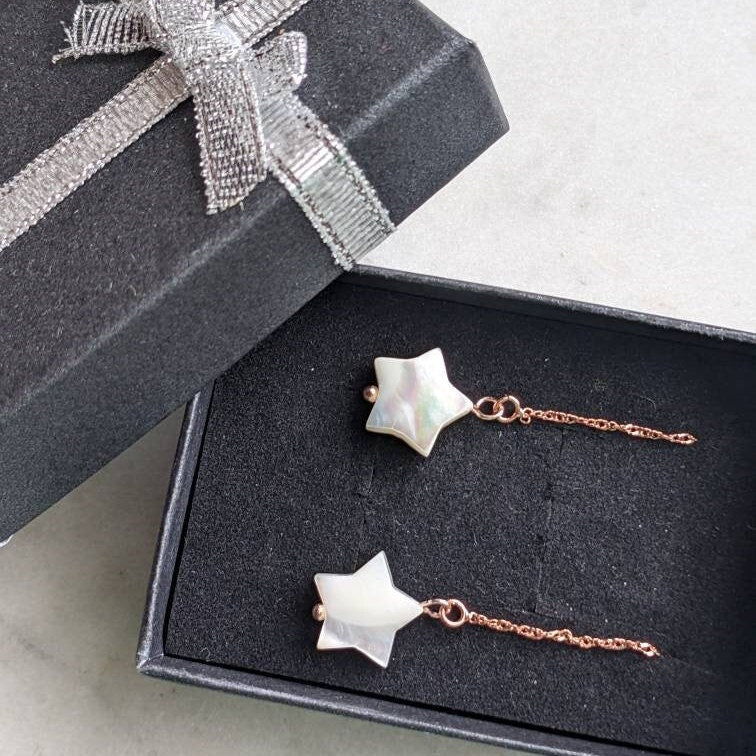Boucles d'oreilles en fil d'or rose avec étoiles en nacre
