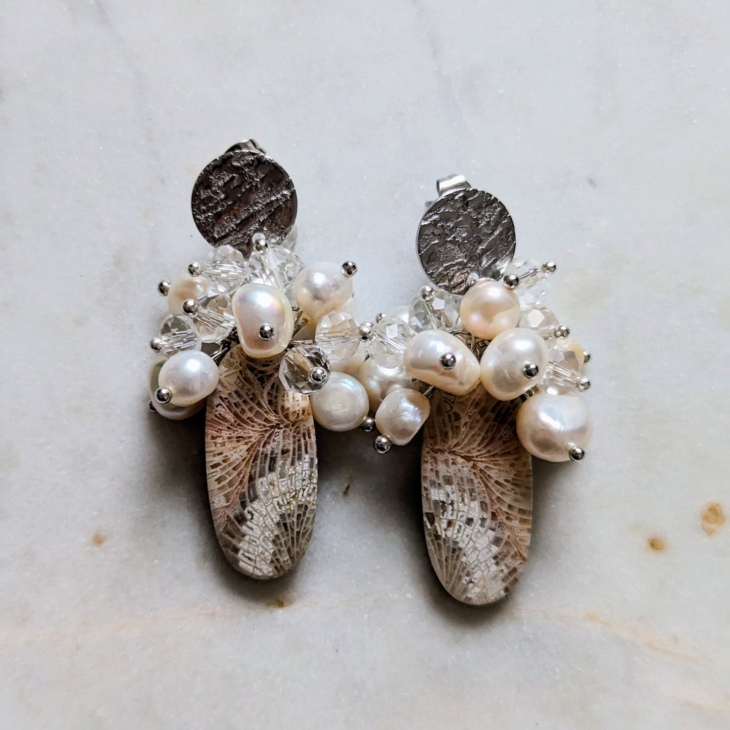 Boucles d'oreilles en grappe avec corail fossile et perles