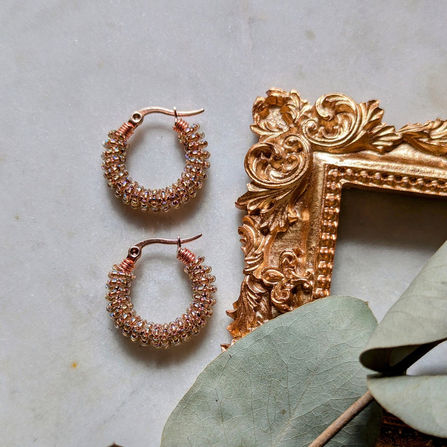 Color Wraps Creolen "Rosé Rainbow" – Roségold & Schillernde Rocailles