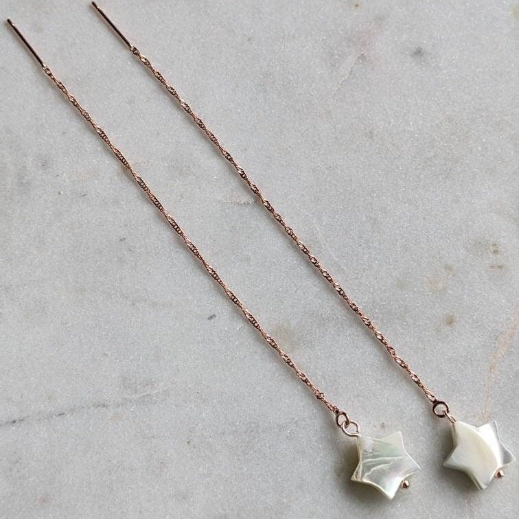 Boucles d'oreilles en fil d'or rose avec étoiles en nacre