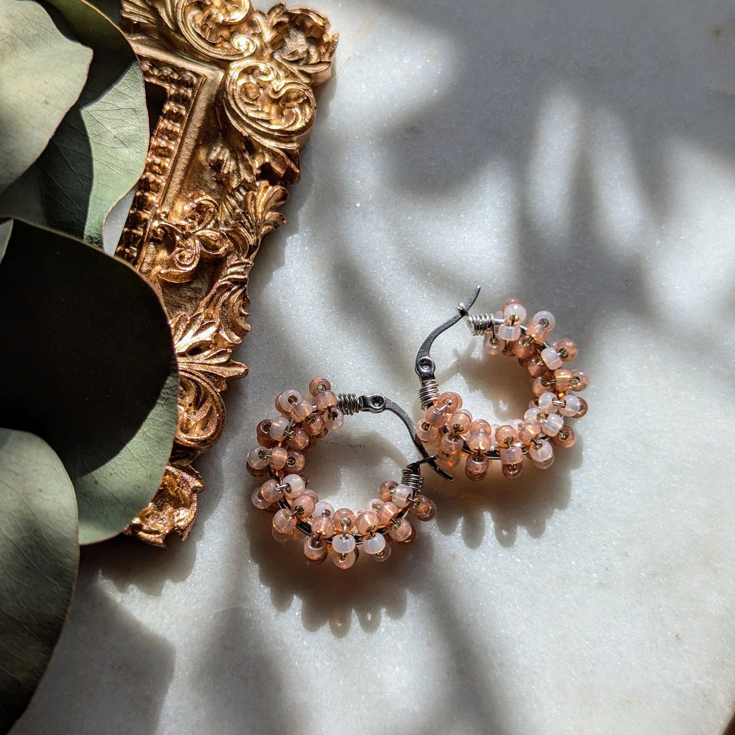 Color Wraps Creolen "Duo Glow" – Edelstahl in Gold, Silber, Roségold mit Rose Bronz & Smoky Rose Rocailles
