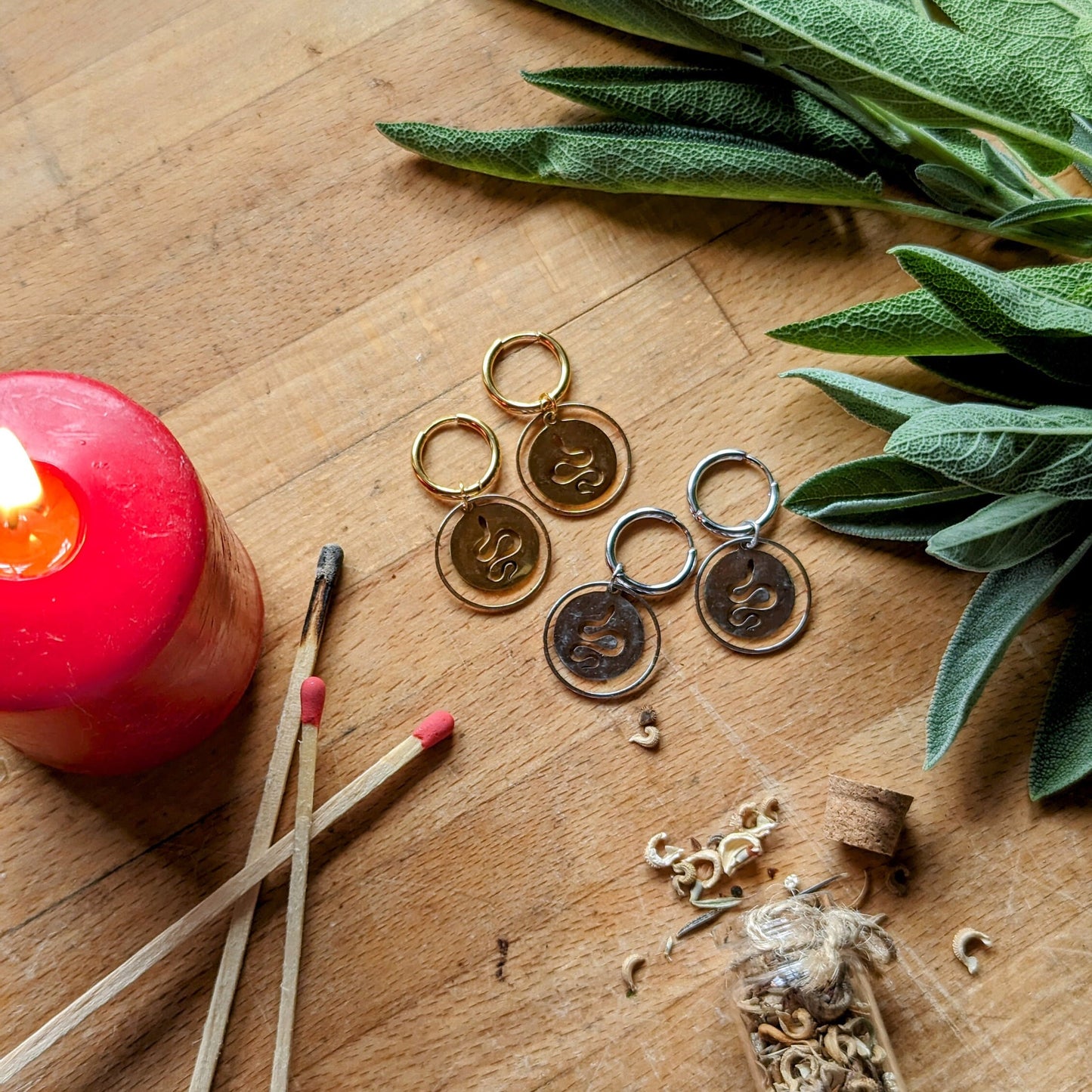 Boucles d'oreilles créoles avec pendentif serpent