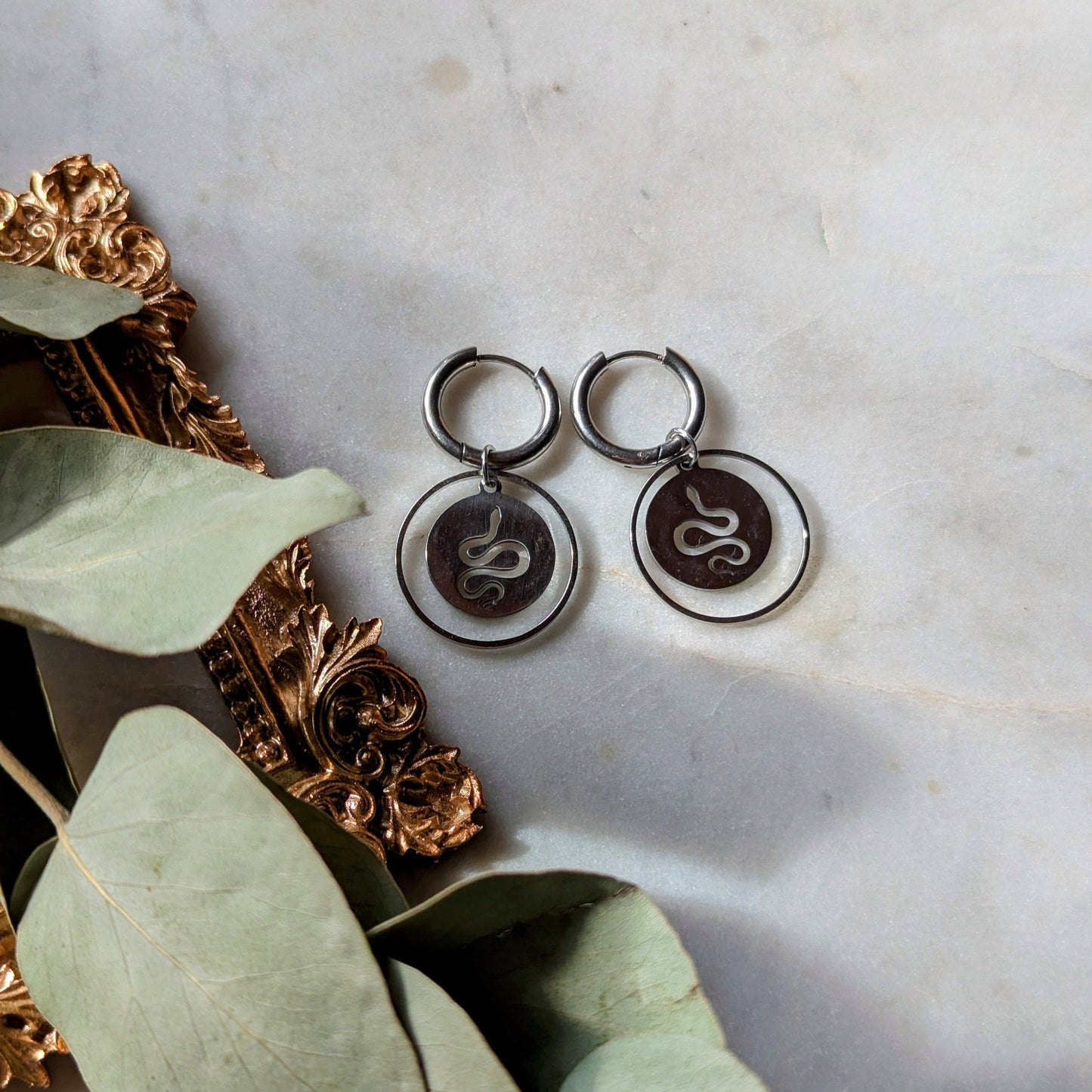 Boucles d'oreilles créoles avec pendentif serpent