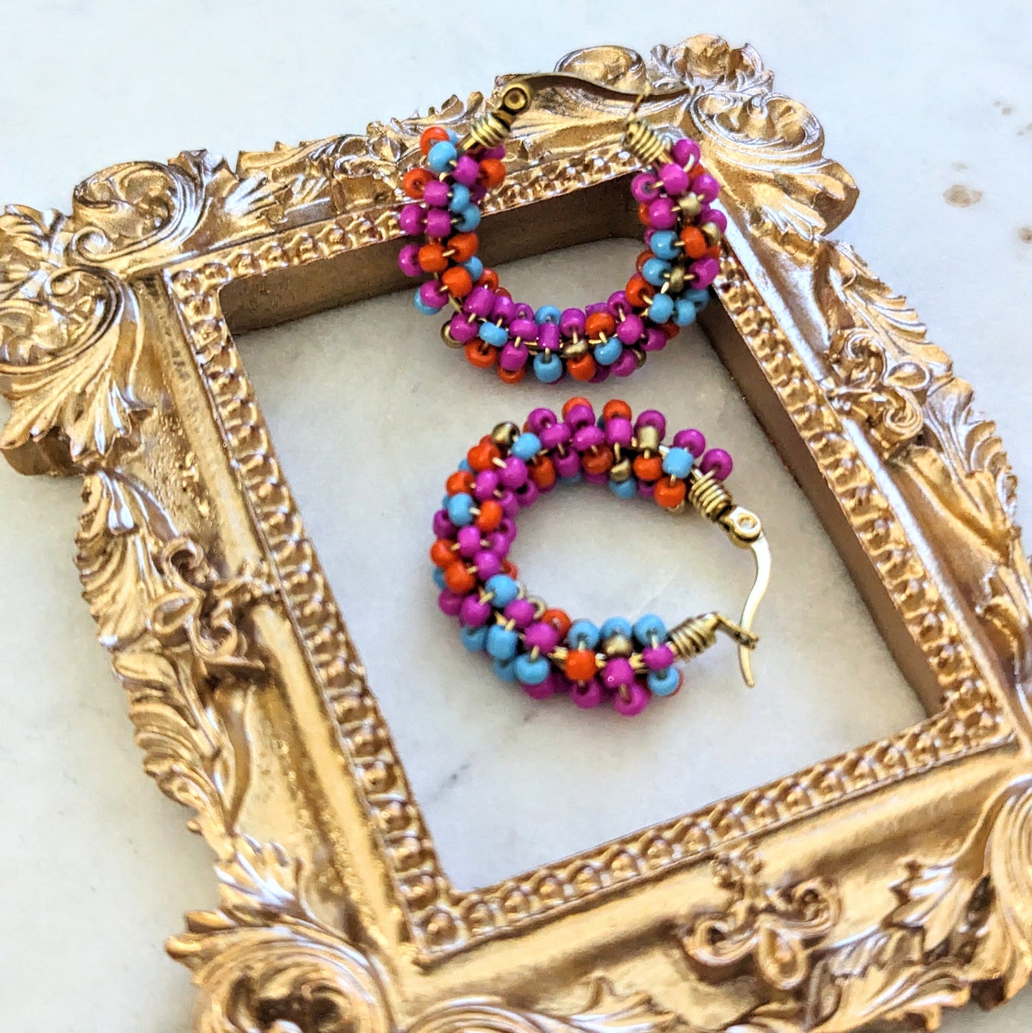 Color Wraps Creolen "Carnival Glow" – Gold & Bunte Rocailles