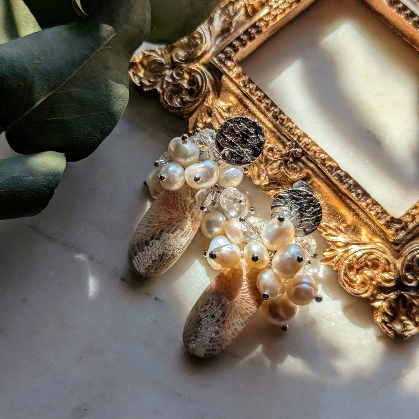 Boucles d'oreilles en grappe avec corail fossile et perles