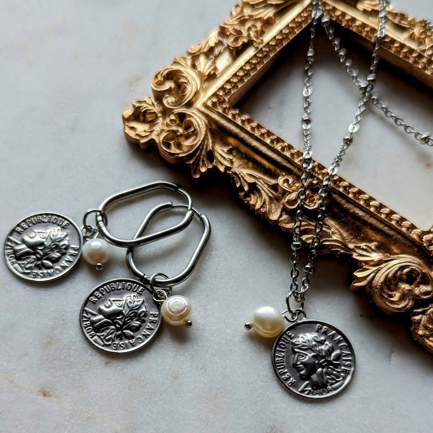 Boucles d'oreilles créoles ovales avec pièce de monnaie antique et perle d'eau douce