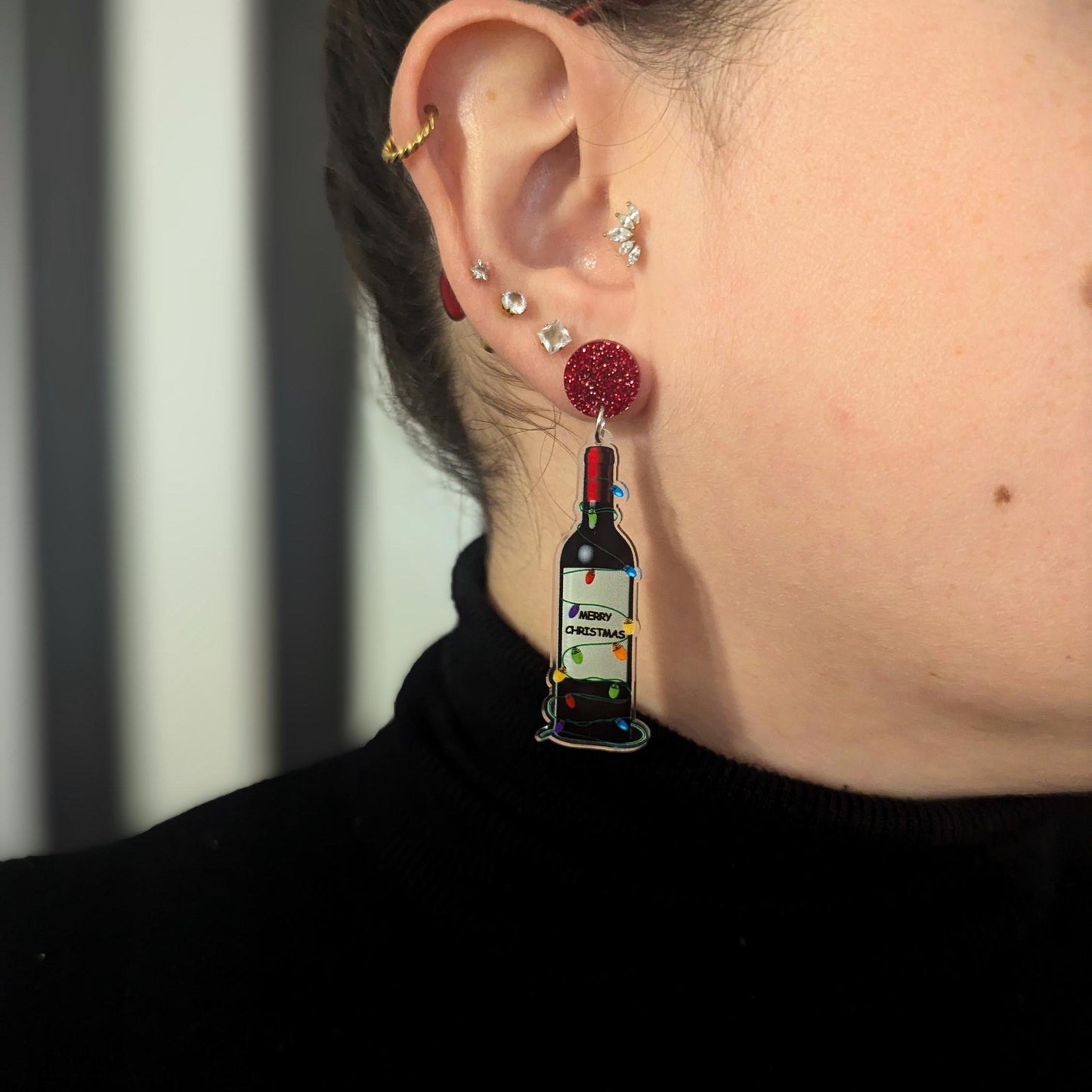 Boucles d'oreilles de Noël amusantes avec une bouteille de vin