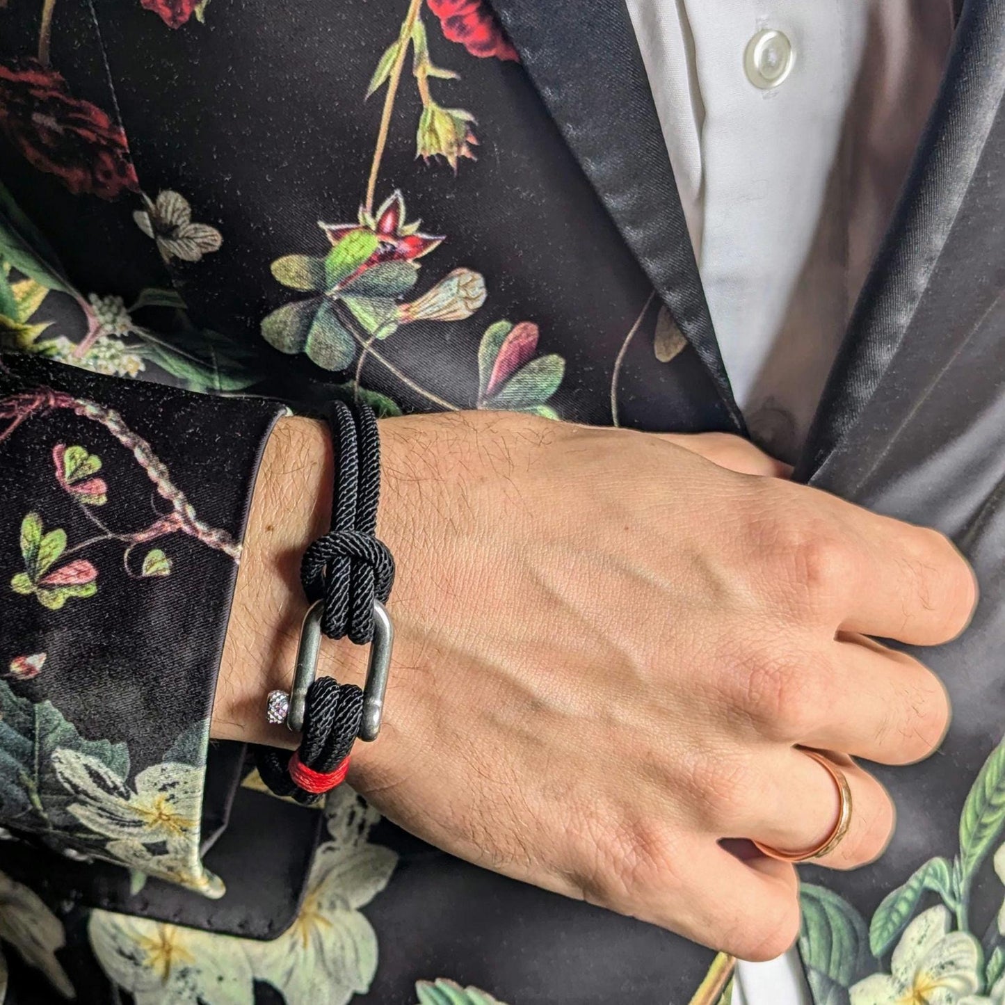 Masculine rope bracelet with stainless steel shackle