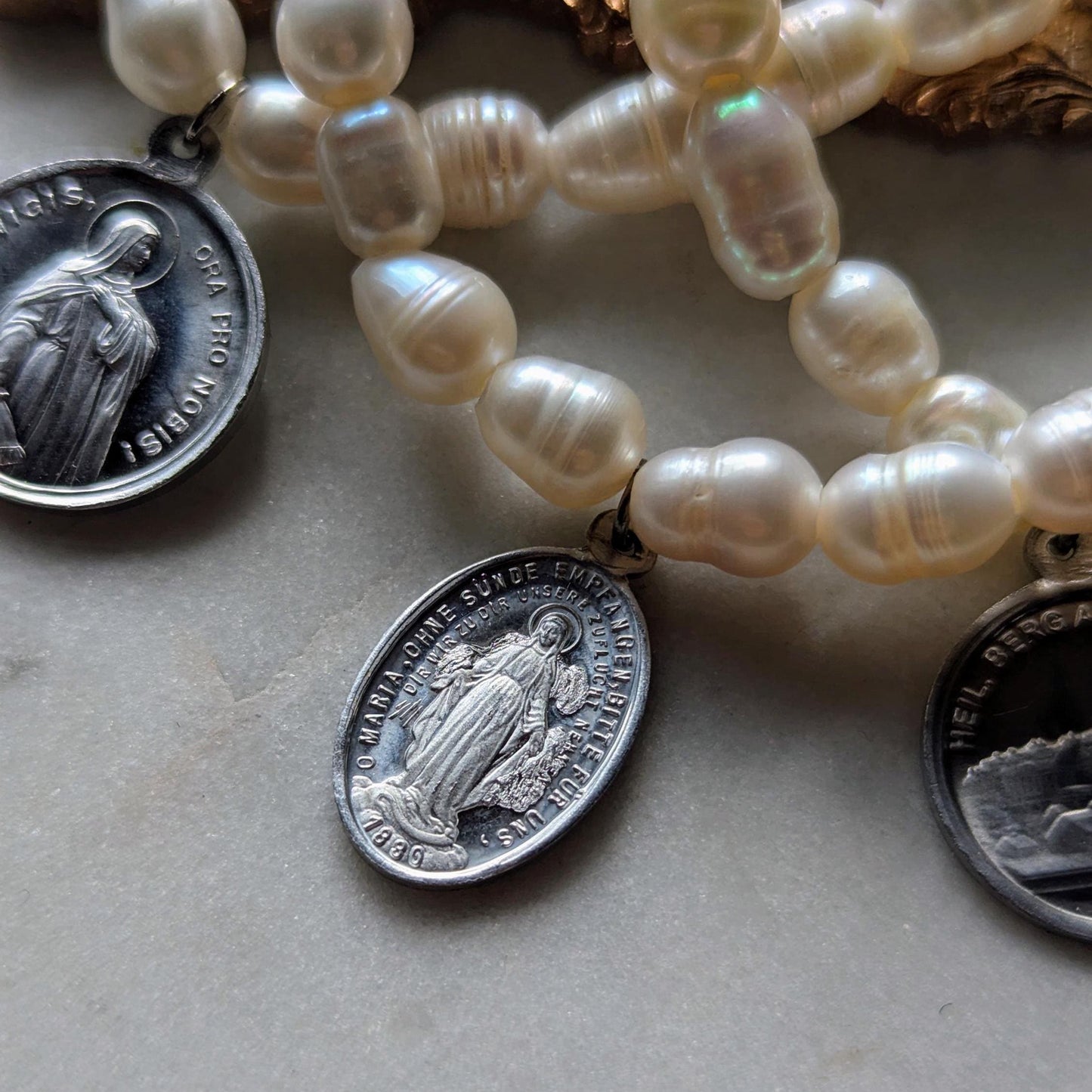 Freshwater pearl bracelet with medal of Saint Mary