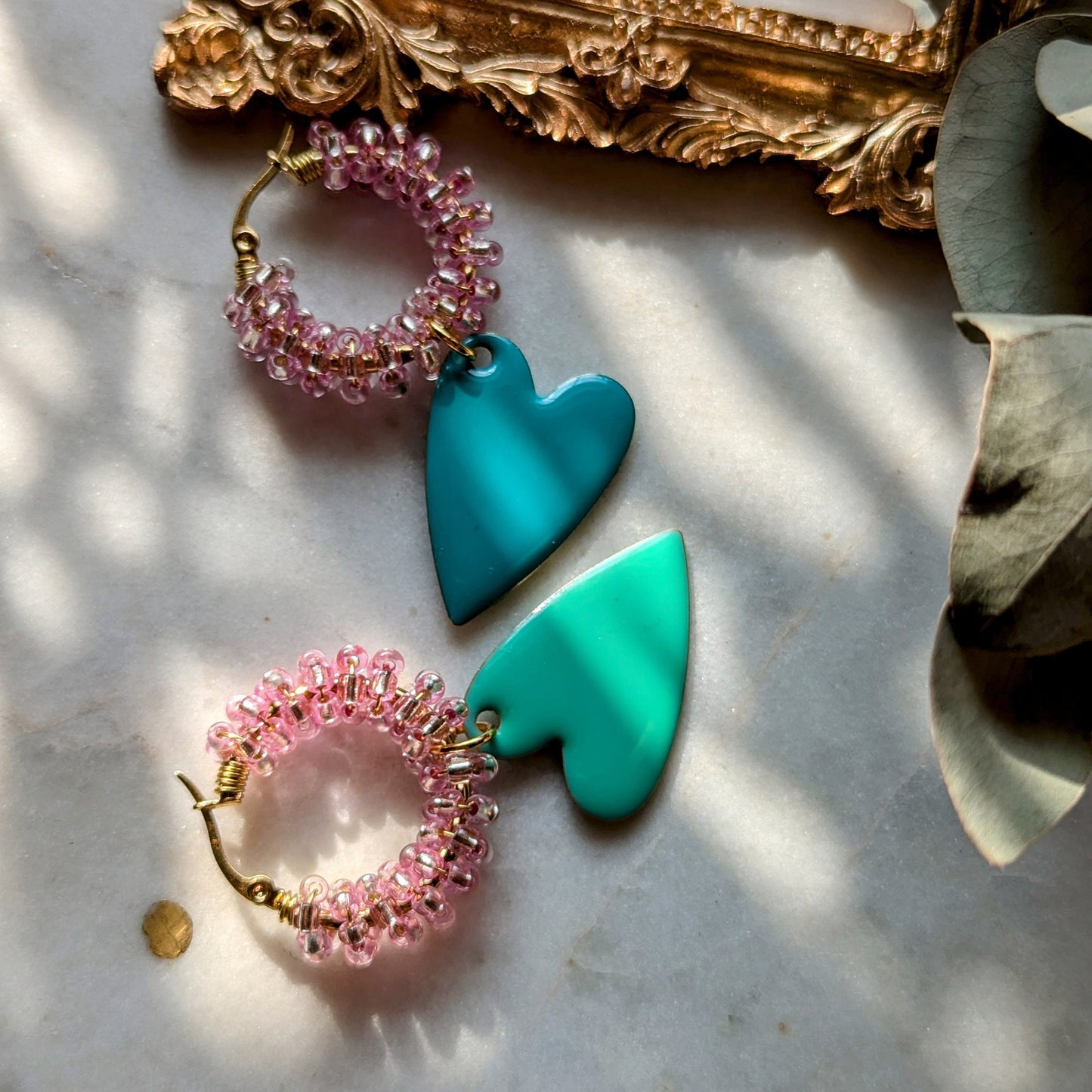 Color Wraps Creolen "Coracão" – Edelstahl mit Rosa Rocailles & Herz Anhänger