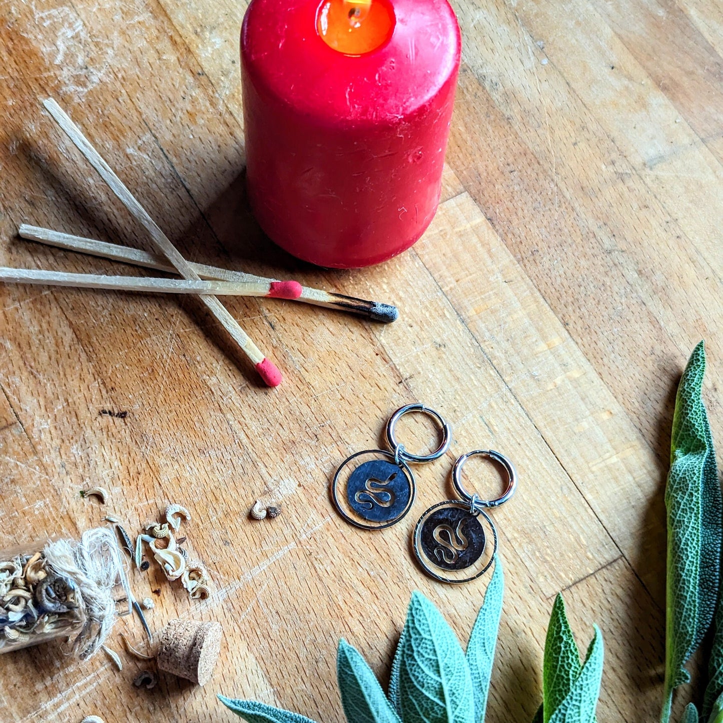 Boucles d'oreilles créoles avec pendentif serpent