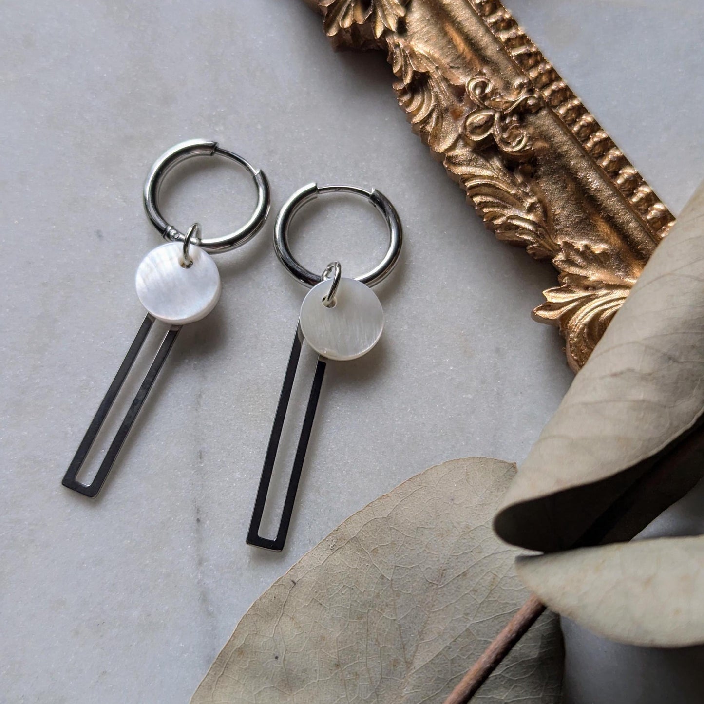 Boucles d'oreilles créoles "Géométrie" - créoles en acier inoxydable avec pendentifs en acier inoxydable et nacre