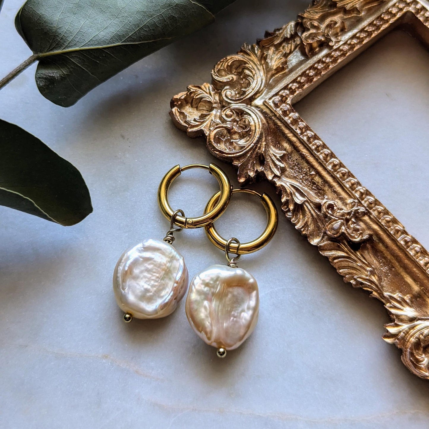 Boucles d'oreilles créoles avec perles baroques colorées