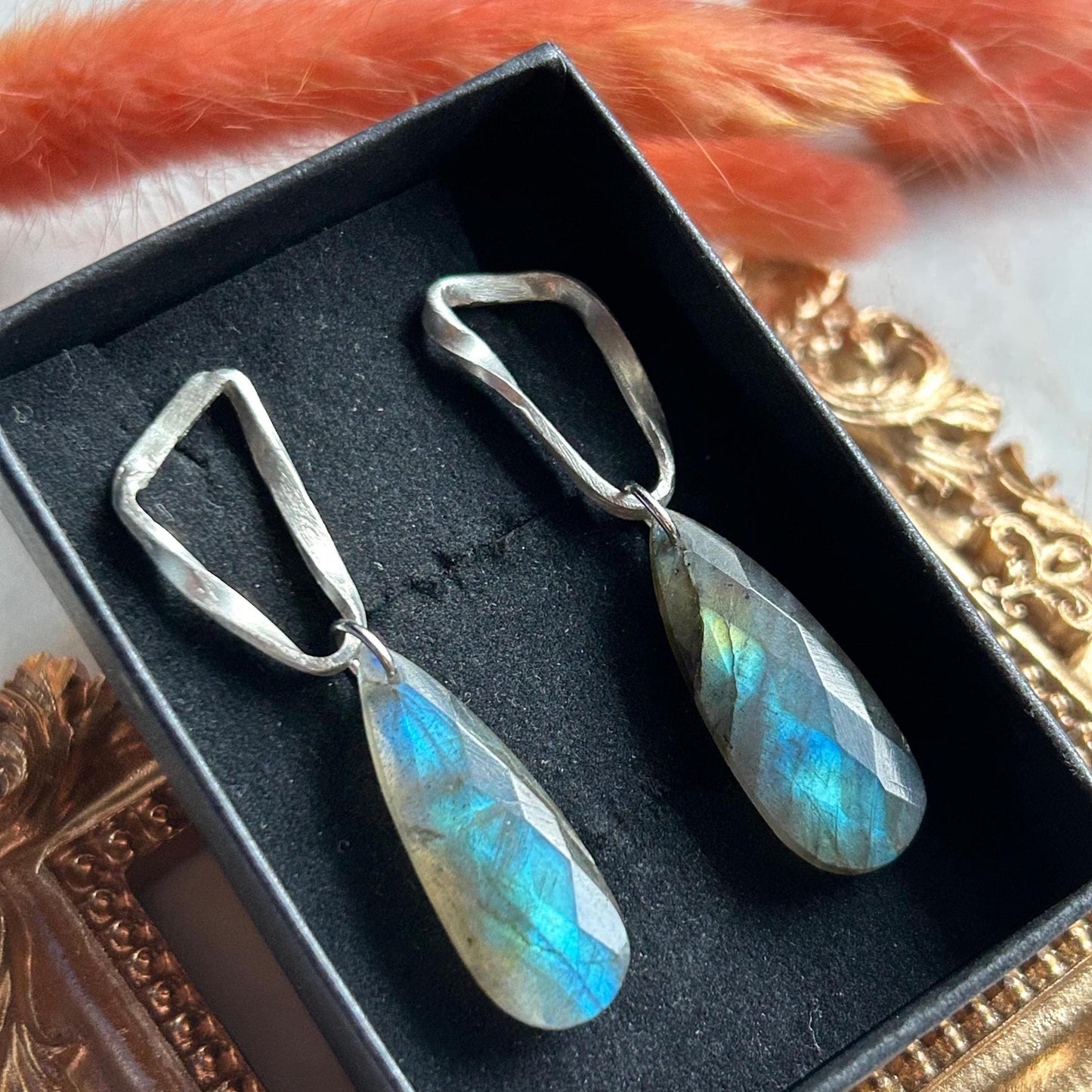 Boucles d'oreilles en argent « Boucle de Möbius » avec labradorite bleue