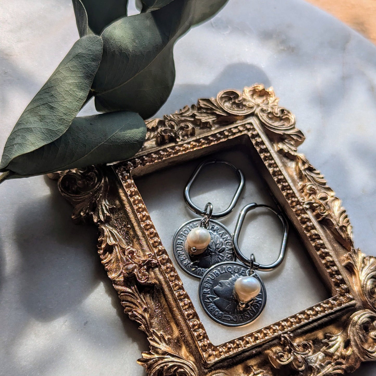 Boucles d'oreilles créoles ovales avec pièce de monnaie antique et perle d'eau douce