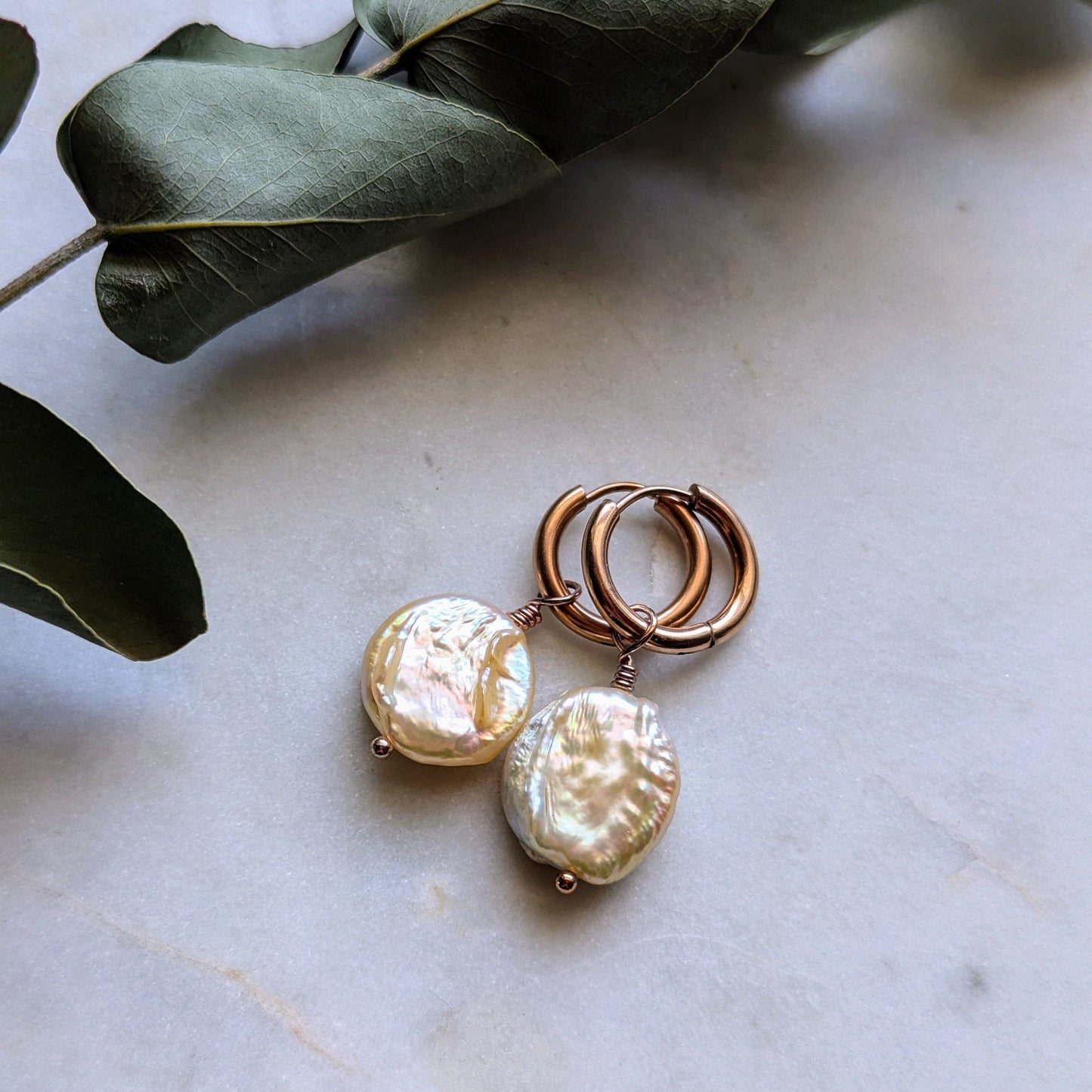 Boucles d'oreilles créoles avec perles baroques colorées