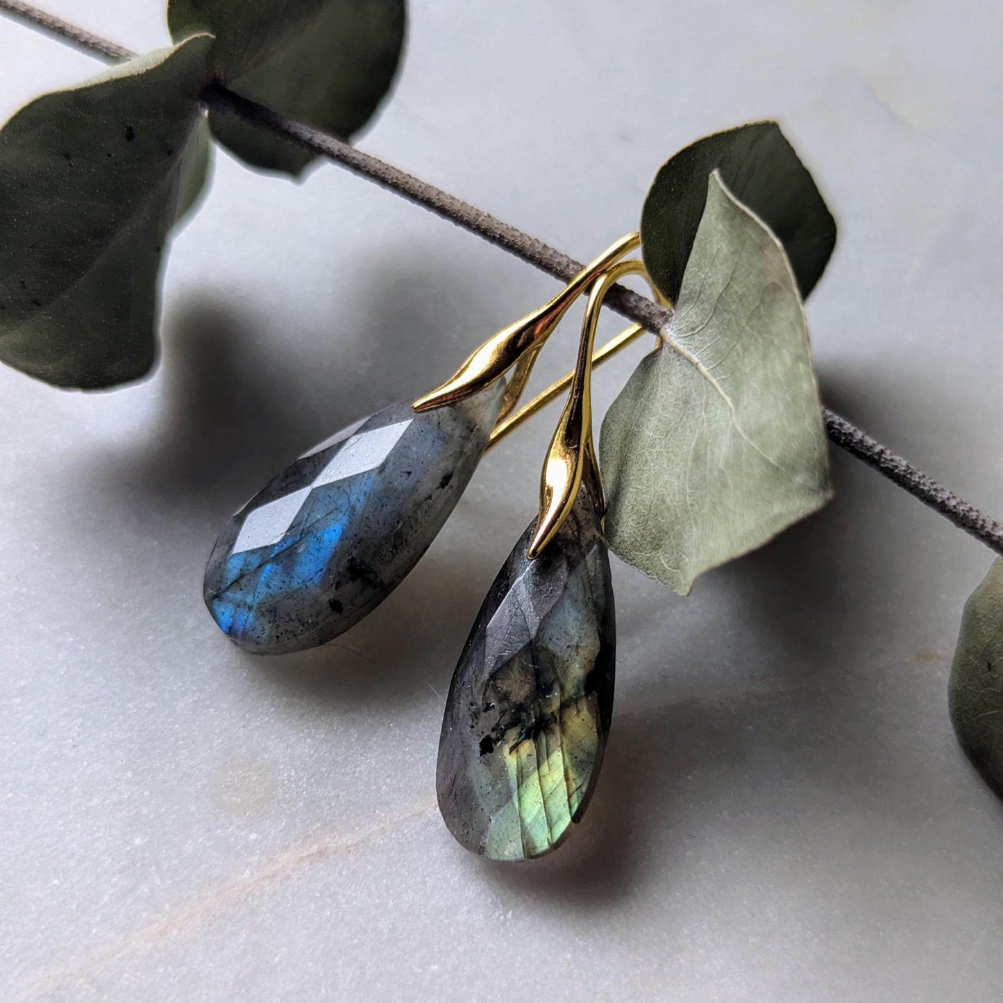 Boucles d'oreilles en labradorite vert-bleu avec crochets en argent 925