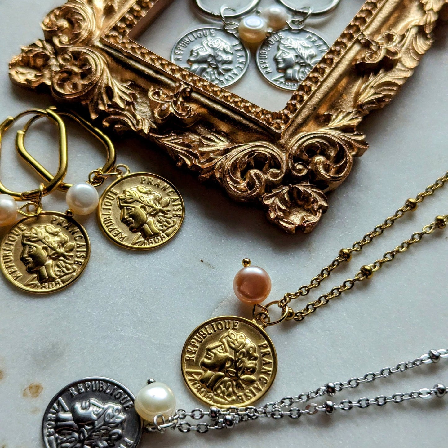 Boucles d'oreilles créoles ovales avec pièce de monnaie antique et perle d'eau douce