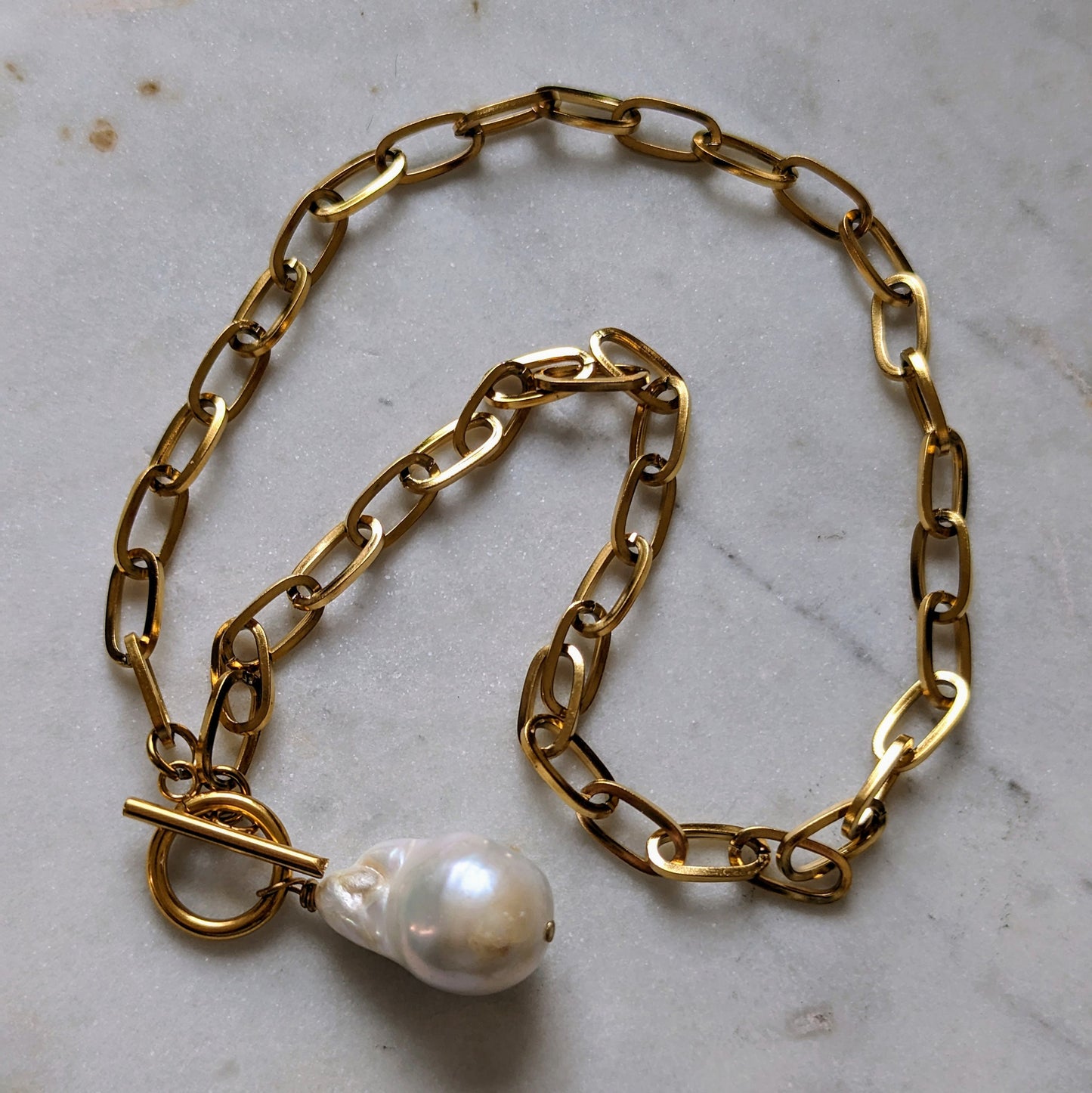 Ankerkette "Modern Pearl" – Edelstahl mit Barockperle & Knebelverschluss