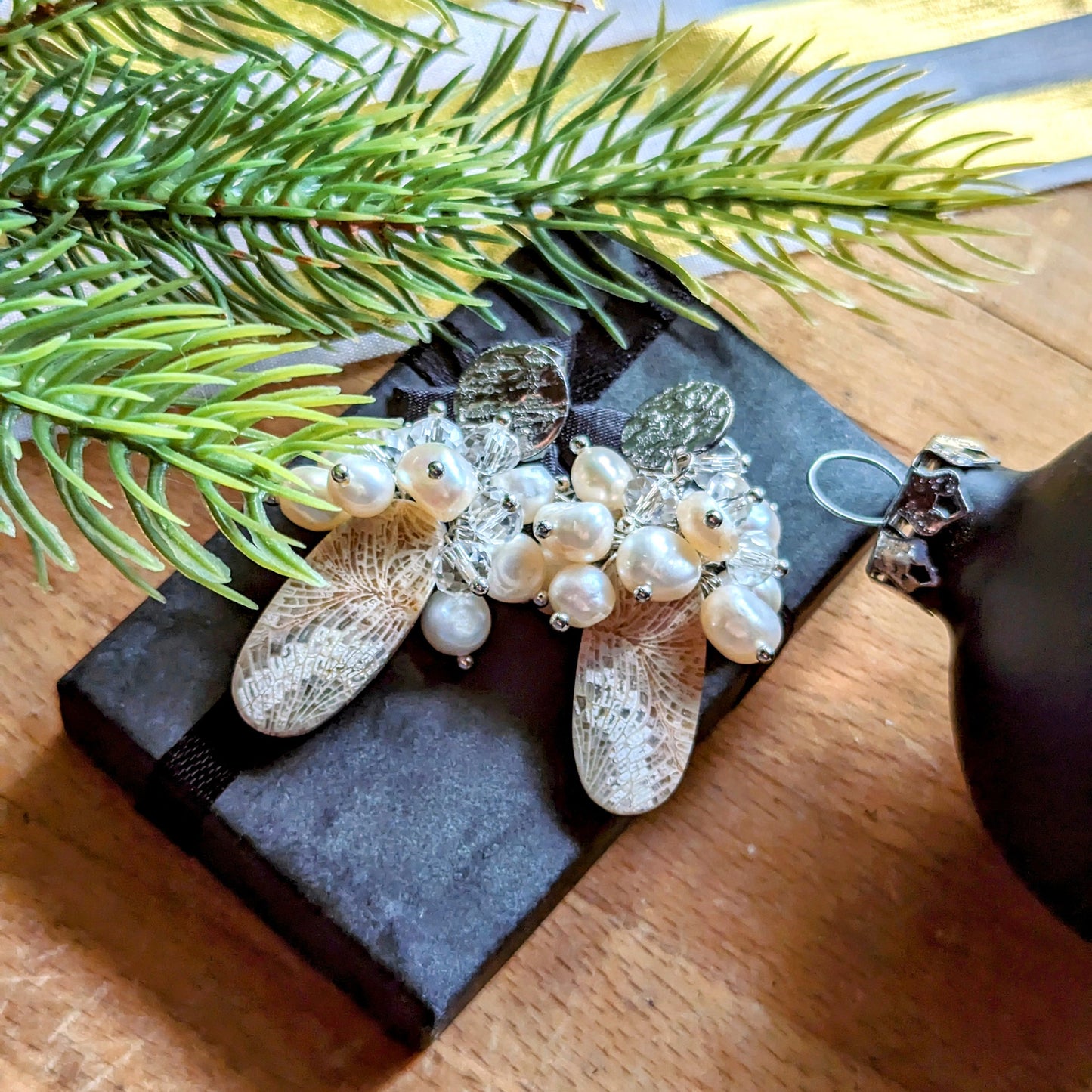 Boucles d'oreilles en grappe avec corail fossile et perles