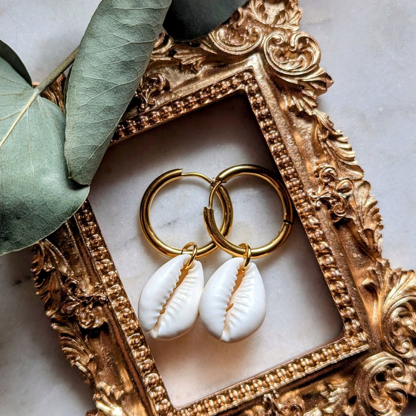 Boucles d'oreilles créoles en acier inoxydable avec coquillages cauris