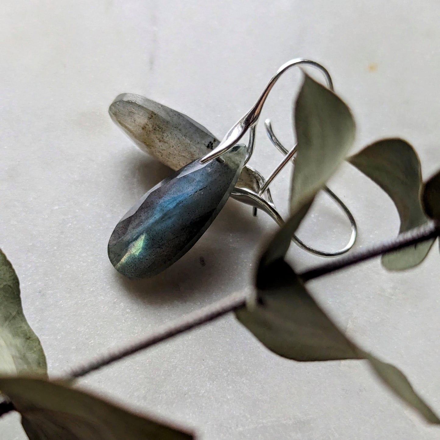 Boucles d'oreilles en labradorite vert-bleu avec crochets en argent 925