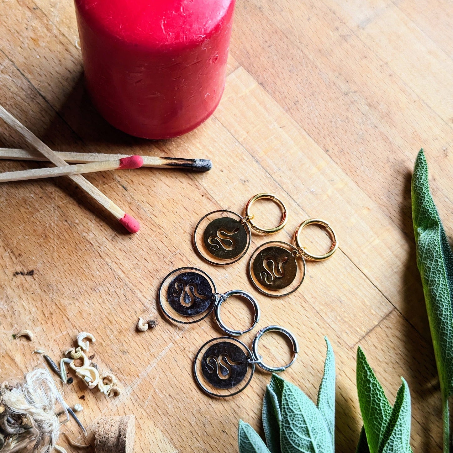 Boucles d'oreilles créoles avec pendentif serpent