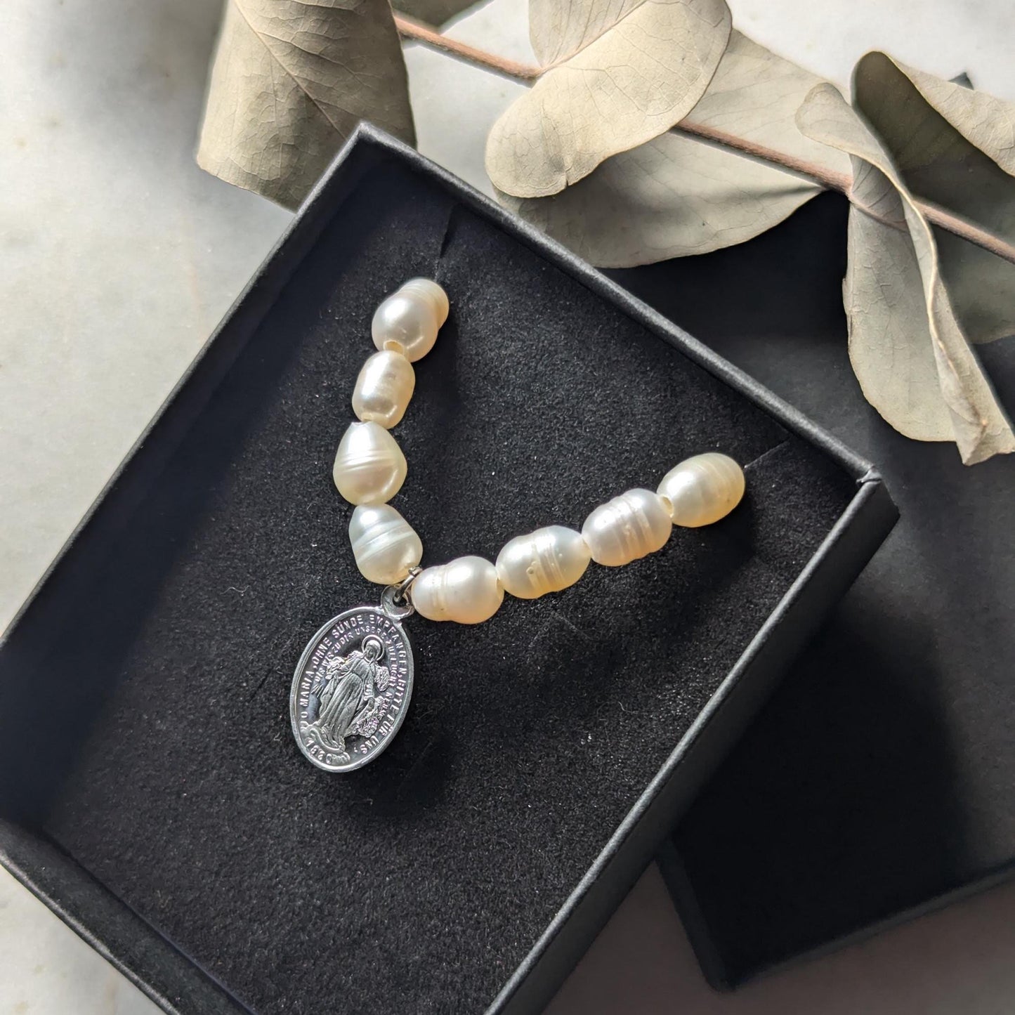 Freshwater pearl bracelet with medal of Saint Mary