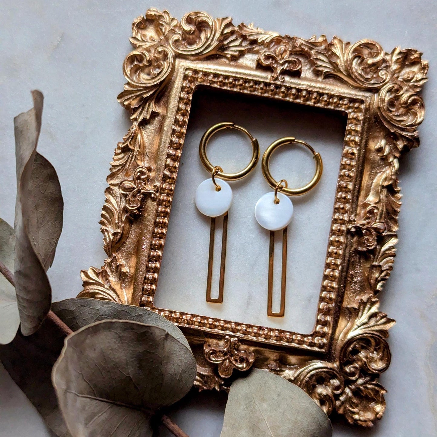 Boucles d'oreilles créoles "Géométrie" - créoles en acier inoxydable avec pendentifs en acier inoxydable et nacre