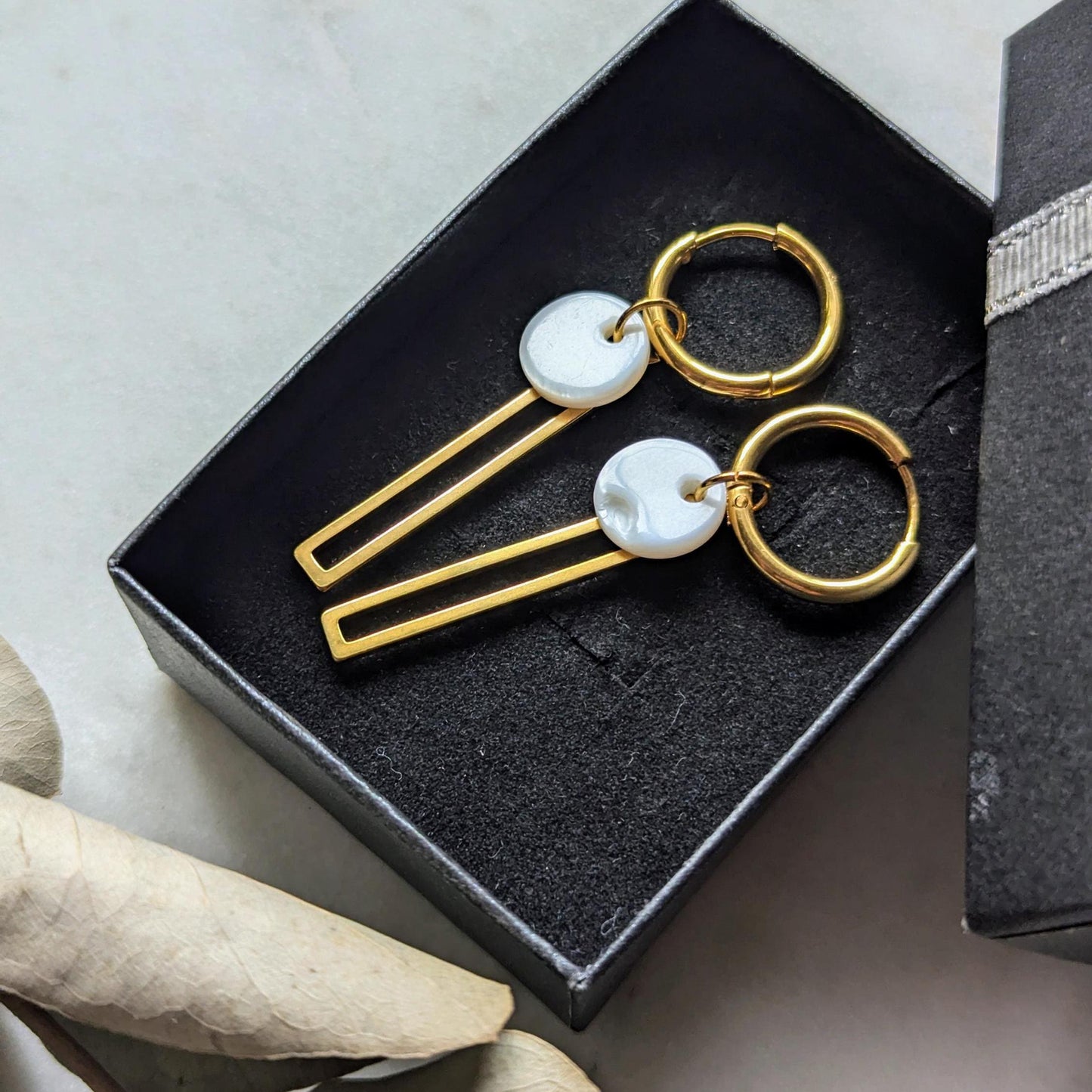 Boucles d'oreilles créoles "Géométrie" - créoles en acier inoxydable avec pendentifs en acier inoxydable et nacre