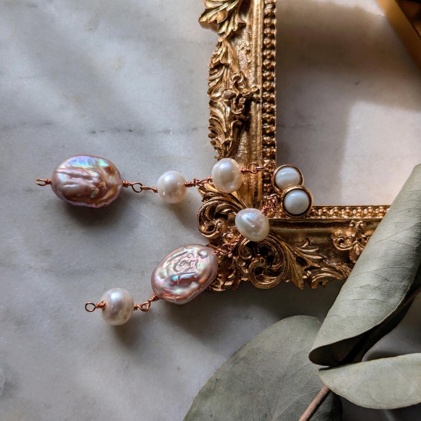 Boucles d'oreilles asymétriques avec diverses perles d'eau douce et nacre