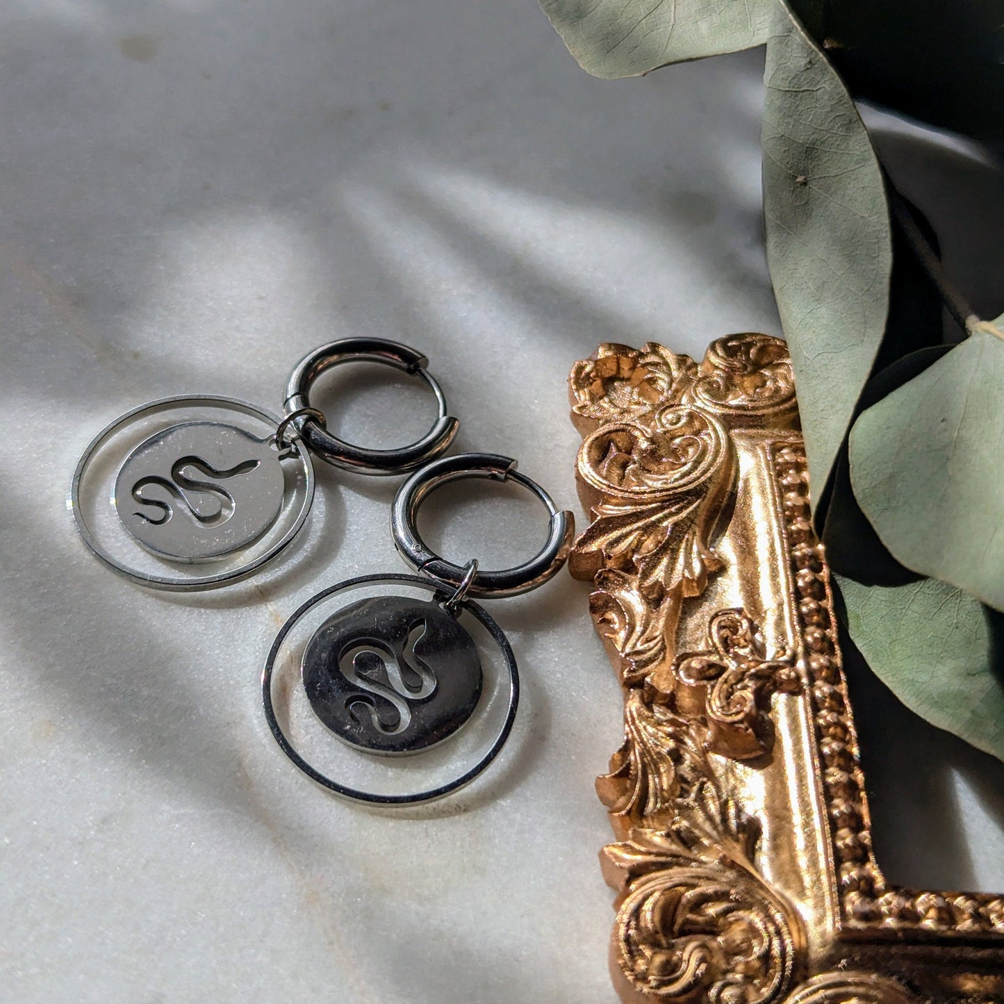 Boucles d'oreilles créoles avec pendentif serpent