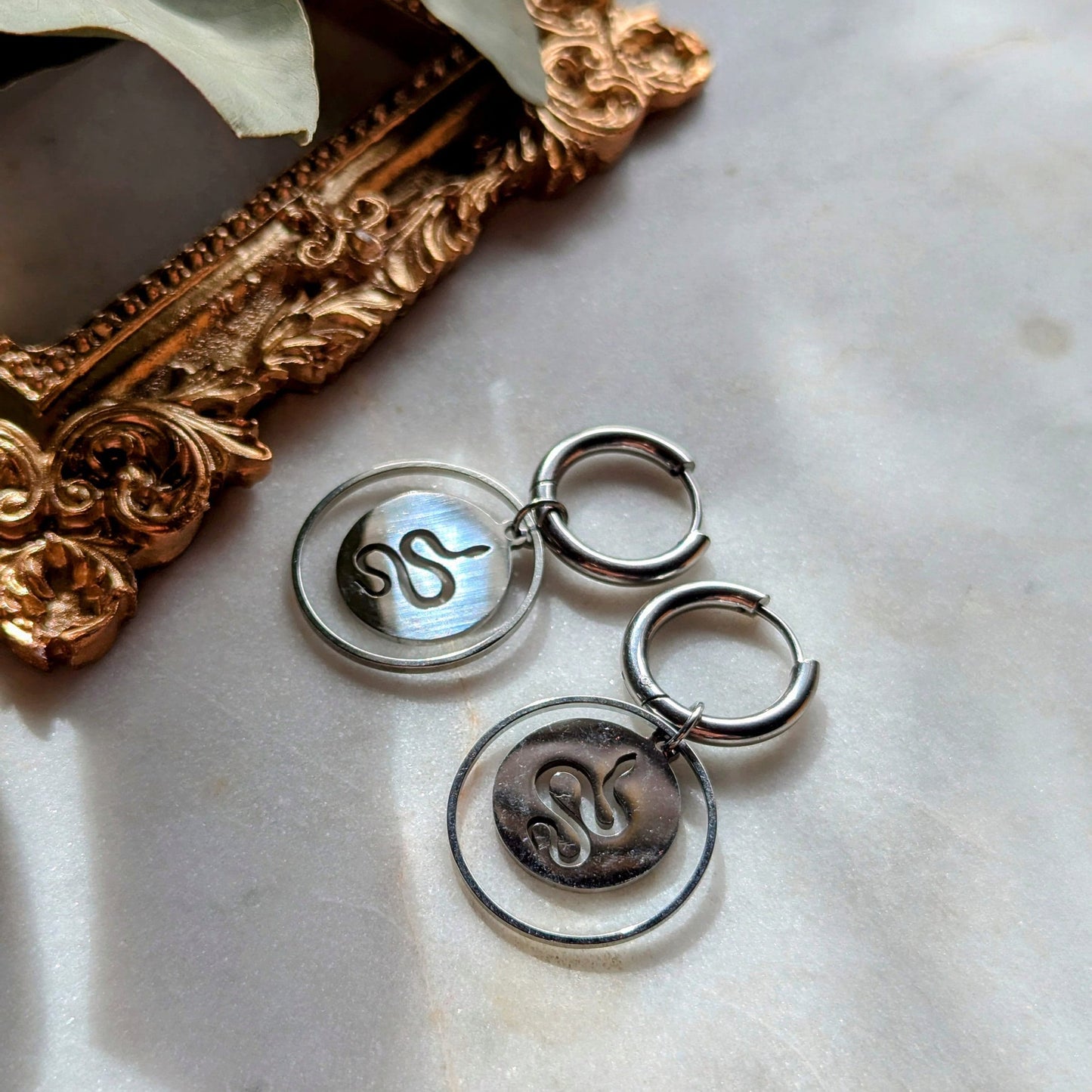 Boucles d'oreilles créoles avec pendentif serpent