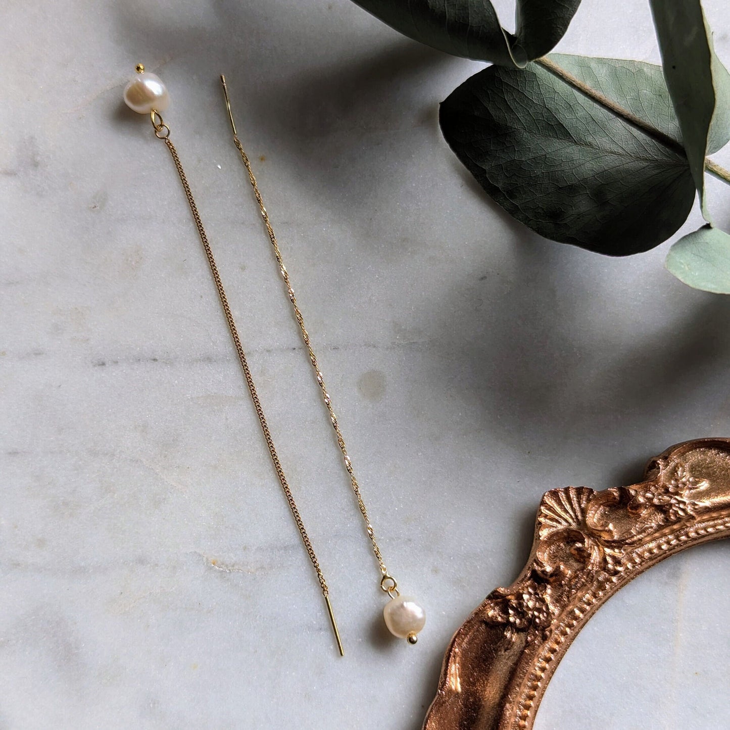Boucles d'oreilles en fil avec perles d'eau douce de différentes couleurs