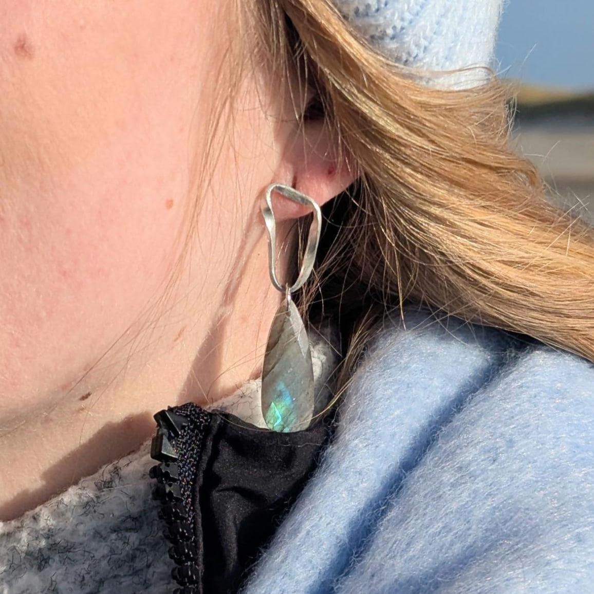 Boucles d'oreilles en argent « Boucle de Möbius » avec labradorite bleue