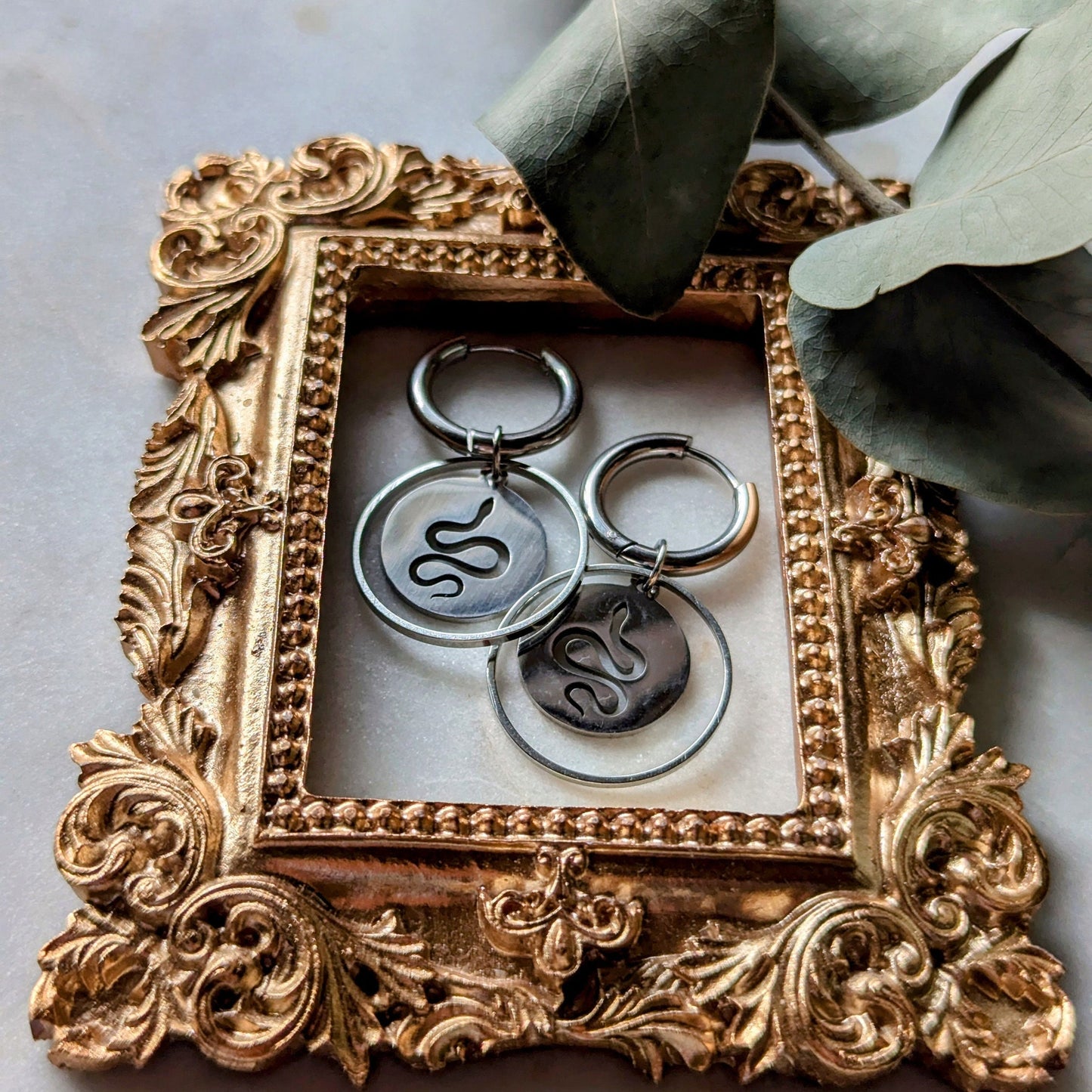 Boucles d'oreilles créoles avec pendentif serpent