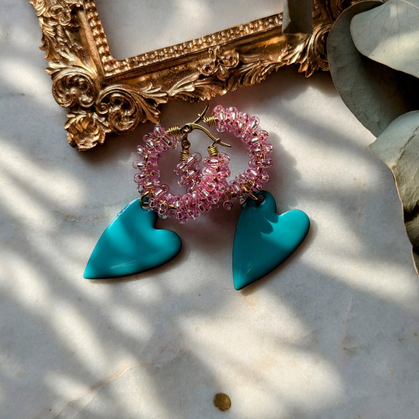 Color Wraps Creolen "Coracão" – Edelstahl mit Rosa Rocailles & Herz Anhänger