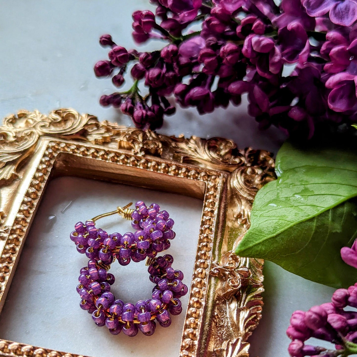 Color Wraps „Lilac Breeze“ – Edelstahl-Creolen mit fliederfarbenen Rocailles