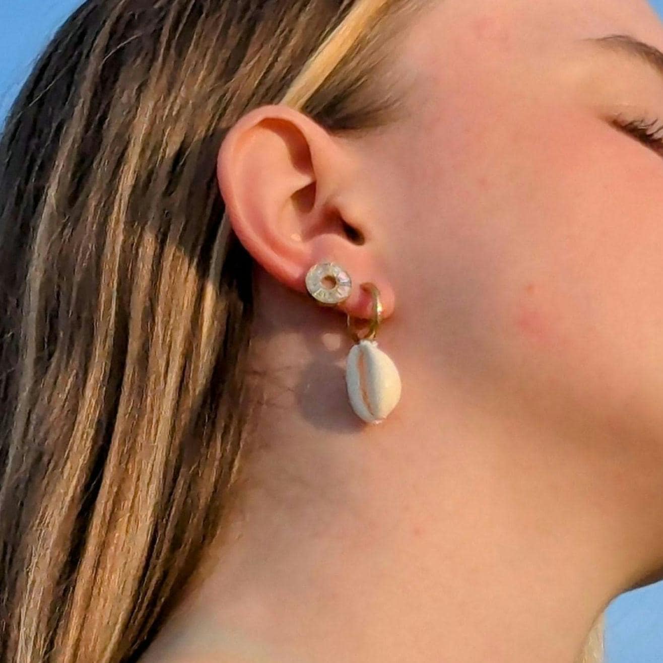 Boucles d'oreilles créoles en acier inoxydable avec coquillages cauris