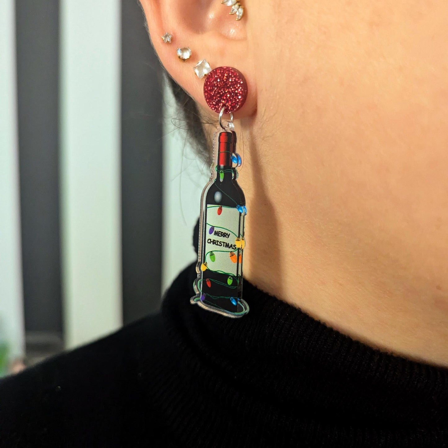 Boucles d'oreilles de Noël amusantes avec une bouteille de vin
