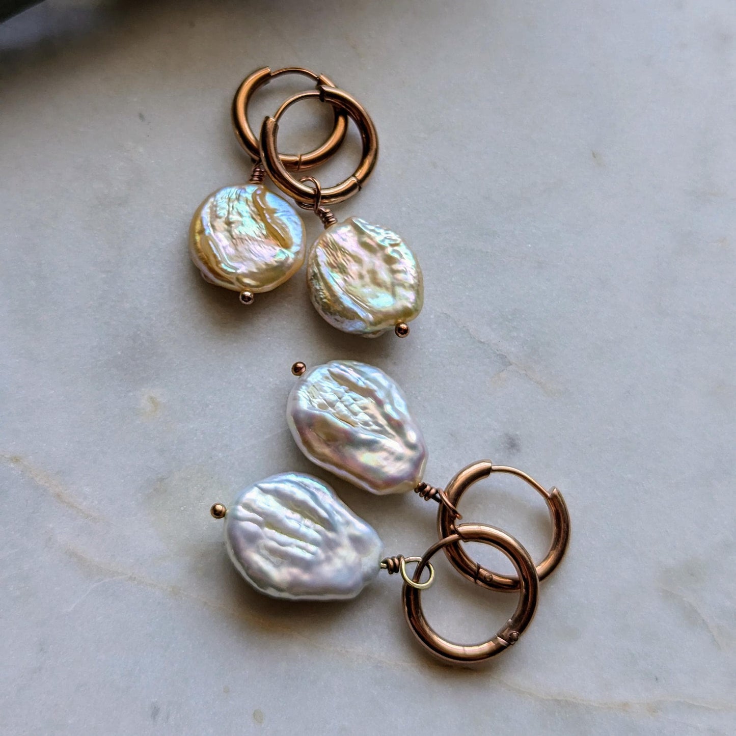 Boucles d'oreilles créoles avec perles baroques colorées
