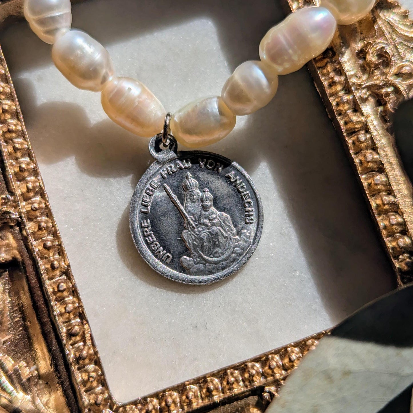 Freshwater pearl bracelet with medal of Saint Mary