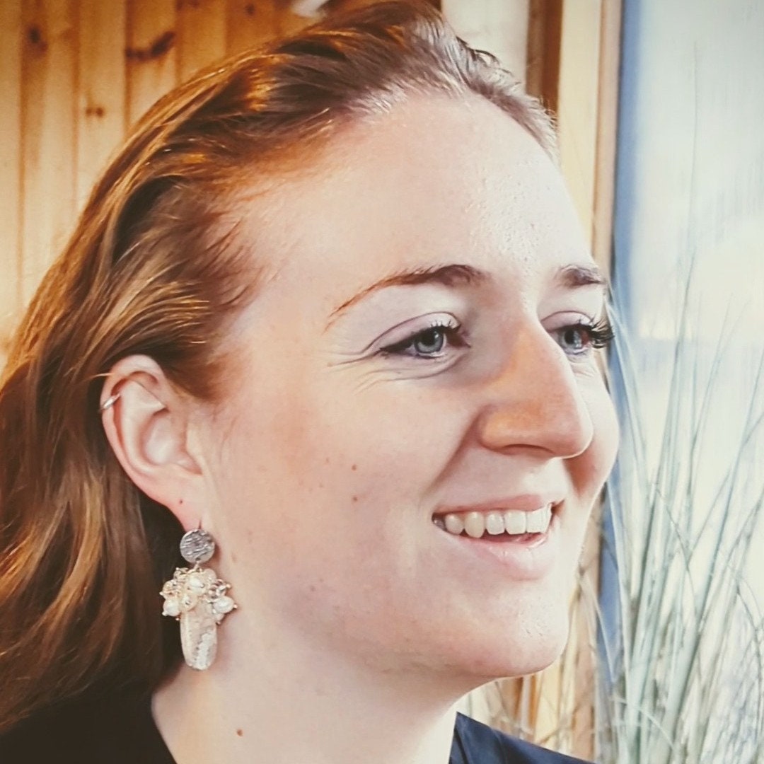Boucles d'oreilles en grappe avec corail fossile et perles