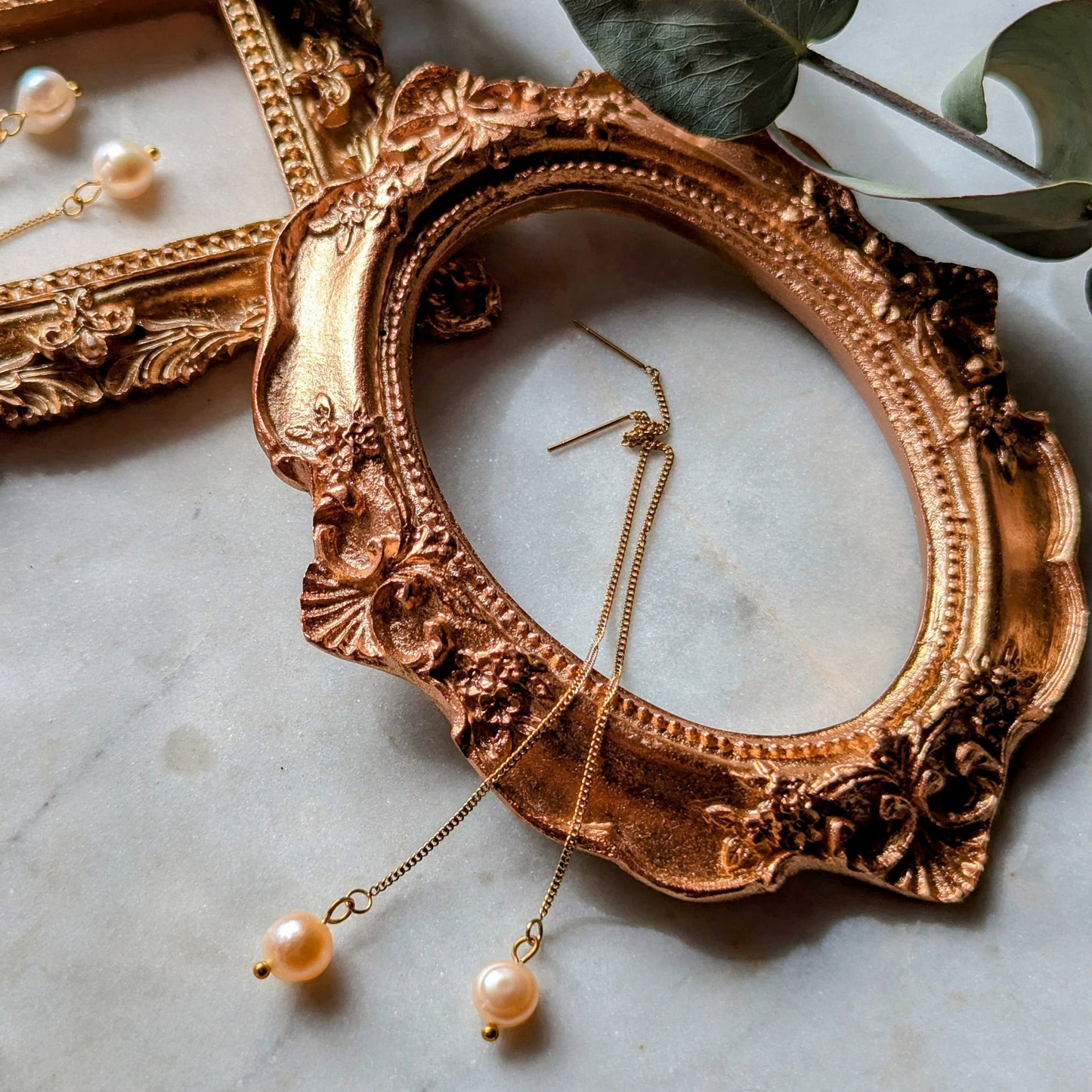 Boucles d'oreilles en fil avec perles d'eau douce de différentes couleurs