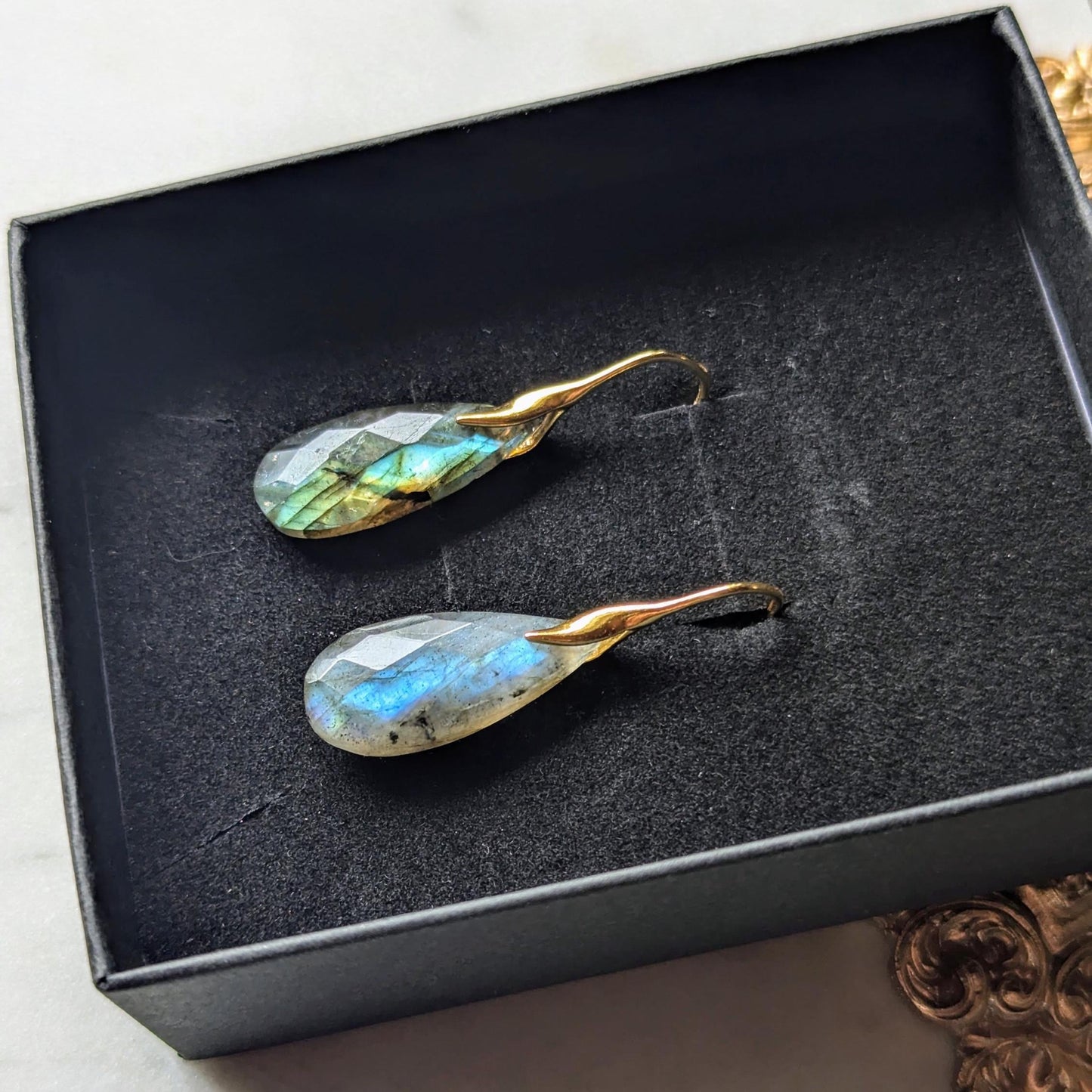 Boucles d'oreilles en labradorite vert-bleu avec crochets en argent 925