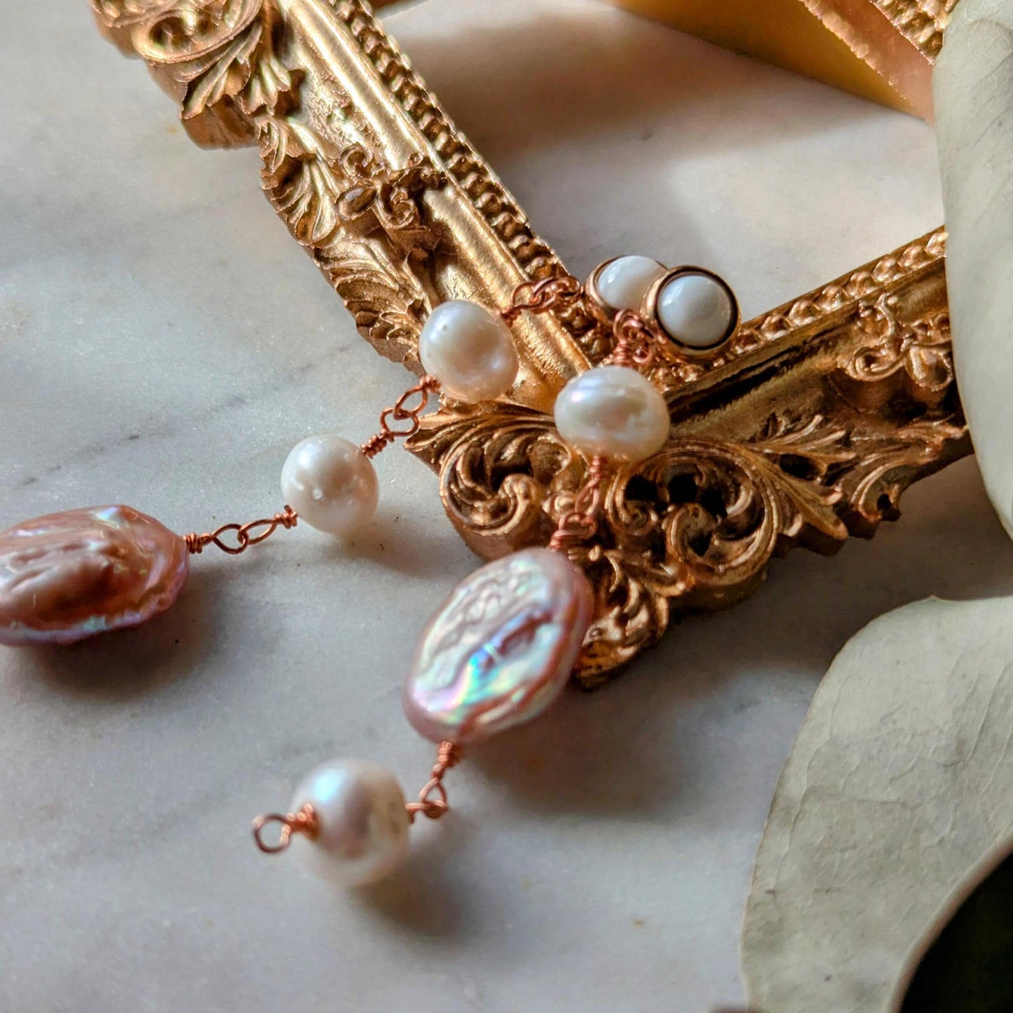 Boucles d'oreilles asymétriques avec diverses perles d'eau douce et nacre
